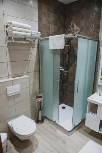Hotel Bacchus في ليفنو: حمام مع دش زجاجي ومرحاض