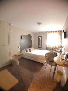 מיטה או מיטות בחדר ב-Auv'hôtel