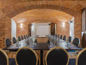 فندق كونكورد أولد بوخارست في بوخارست: قاعة المؤتمرات مع طاولة وكراسي طويلة