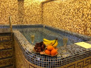 un plato de fruta en una mesa en una bañera en Vnukovo Atlantis, en Moscú