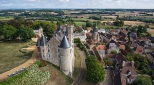 eine Luftansicht eines Schlosses in einer Stadt in der Unterkunft Chez Mémé Caillou, Gîte 6 personnes in Montmirail