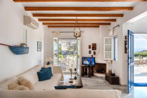 a living room with a couch and a fireplace at Villa Emerald in Isterni