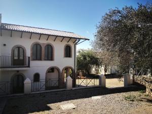una casa con una puerta delante de ella en Tenuta Corigliano, en Rignano Garganico