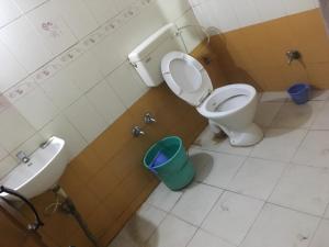 A bathroom at SRI VIJAYA PALACE LODGING