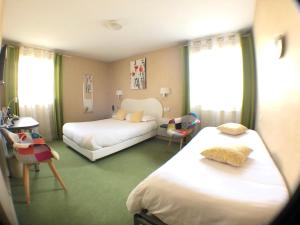 Ένα ή περισσότερα κρεβάτια σε δωμάτιο στο Auv'hôtel