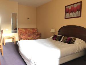 Una cama o camas en una habitación de Auv'hôtel