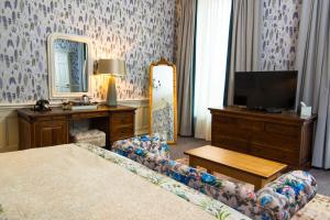 a hotel room with a bed and a television at Judge's Lodging in York