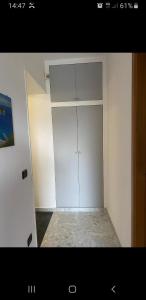 an empty room with white cabinets in a room at CAMERA DELL' ARCO ROMANO in Pozzuoli