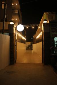 un couloir vide avec des lumières sur un bâtiment la nuit dans l'établissement Queenie House, à Cần Thơ