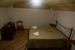 Un dormitorio con una cama con flores. en La Strittula Salentina, en Poggiardo