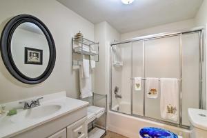 un bagno con doccia, lavandino e specchio di Walk to Gulf Home with Boat Dock in Hudson! a Hudson Altre 16 foto