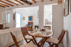 a dining room with a table and chairs at Villa Emerald in Isterni