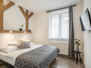 a bedroom with a bed and a window at Tatry Top Apartamenty Granitica centrum in Zakopane