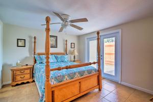 una camera da letto con un letto e un ventilatore a soffitto di Walk to Gulf Home with Boat Dock in Hudson! a Hudson