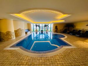 una gran piscina en el vestíbulo del hotel en Seeschloss "Meerblick", en Bansin