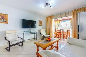sala de estar con sofá y mesa en Paraiso Royal en Playa de las Americas