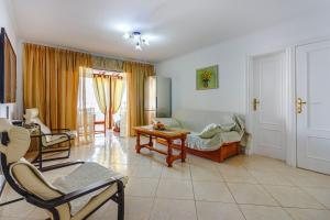 un salon avec un canapé et une table dans l'établissement Paraiso Royal, à Playa de las Americas 25 autres photos