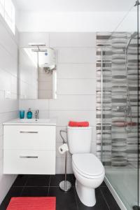 Un baño blanco con inodoro y ducha. en Apartamento Playa Paraíso, en Playa Paraiso 6 fotos más