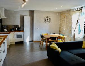 Kuchyň nebo kuchyňský kout v ubytování le chemin des pouzes