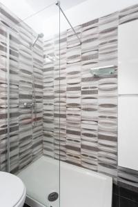 un baño con ducha y WC en Apartamento Playa Paraíso, en Playa Paraiso