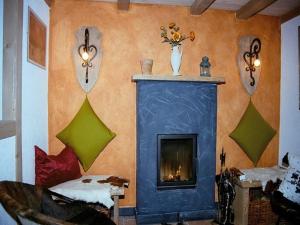 a living room with a fireplace and a couch at Feriendomizil Lautertal-Idylle in Münsingen