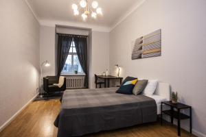 una camera con un letto e una sedia e una finestra di Gertrude's Residence a Riga