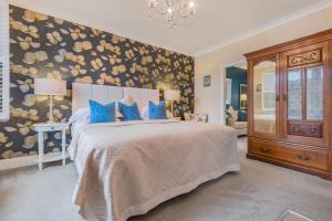 A bed or beds in a room at Haven Cottage 