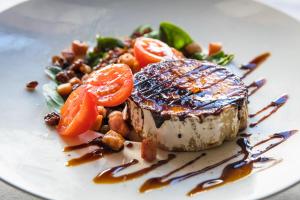 Comida en o cerca de este hotel