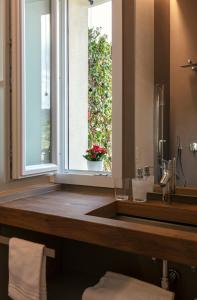 een badkamer met een wastafel en een raam bij ARIA Design B&B Levanto in Levanto