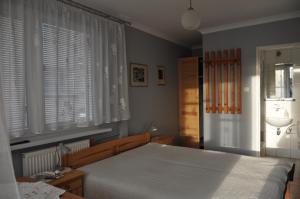 a bedroom with a bed and a window at J&T Pokoje Wczasowe in Kołobrzeg