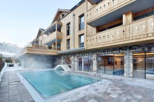 Bazén v ubytování Mountain Hotel Luis nebo v jeho okolí