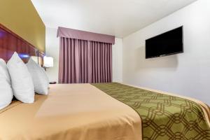 Postel nebo postele na pokoji v ubytování Rose City Inn & Suites