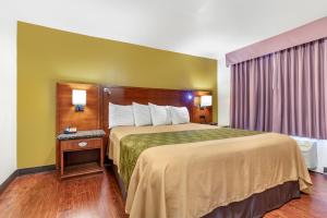 Postel nebo postele na pokoji v ubytování Rose City Inn & Suites