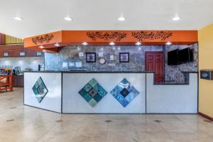 TV a/nebo společenská místnost v ubytování Rose City Inn & Suites