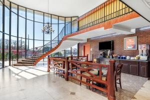 泰勒的住宿－Rose City Inn & Suites，客厅的楼梯,客厅设有饭厅