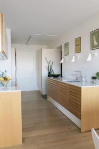 cocina con fregadero y encimera en ApartmentInCopenhagen Apartment 1442 en Copenhague