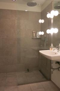Bathroom sa ApartmentInCopenhagen Apartment 1442