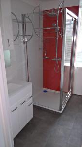 Un baño con ducha y lavabo blanco. en Comfort In Warsaw Apartment, en Varsovia 15 fotos más