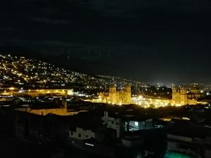 Blick auf die Stadt in der Nacht mit Lichtern in der Unterkunft ValPer boutique in Cusco