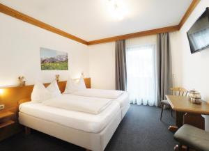 A bed or beds in a room at Pension Anni Még 32 kép