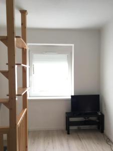iHome Apartman 8.0 في بيتْش: غرفة معيشة مع نافذة وتلفزيون