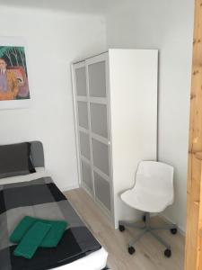 iHome Apartman 8.0 في بيتْش: غرفة نوم بسرير وكرسي أبيض