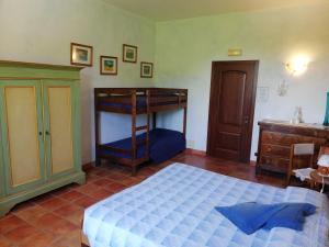 a bedroom with a bunk bed and a dresser at Agriturismo Tenuta Antica in Cessole
