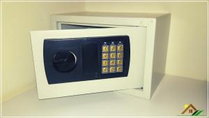 a microwave oven with its door open in a room at Meraki Las Heras in Las Heras