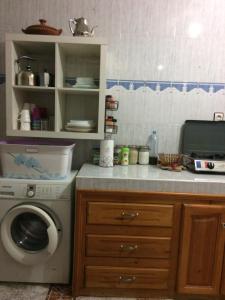 cocina con lavadora y lavadora en Senhaja Suite, en Targuist