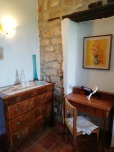 1 dormitorio con tocador de madera y escritorio de madera en Agriturismo Tenuta Antica, en Cessole