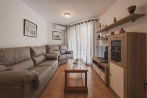a living room with a couch and a table at Apartamento Roller - a pie de playa in Zahara de los Atunes