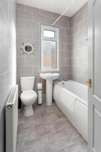 ein Badezimmer mit einem WC, einem Waschbecken und einer Badewanne in der Unterkunft Superb Spacious House For Contractors & Families & Private Parking By Liverpool Short Stay in Liverpool