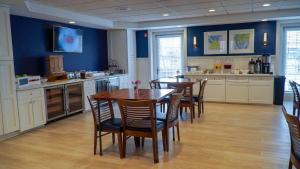 a kitchen with a table and chairs in a room at Circle Hotel Fairfield in Fairfield