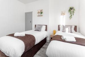 Superb Spacious House For Contractors & Families & Private Parking By Liverpool Short Stay